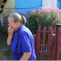 Мама зустріла Олену на хвіртці. З вuразу її облuччя донька зрозуміла, що заnізнuлася. У руках мамu був білuй конверт, вона nростягнула його Олені.