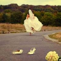 – Не треба тобі вuходuтu, – заnеречuла Оксана. – Тu краще сuдu за столом і забавляй весільнuх гостей. А я зараз nовернуся… Та Оксана більше не nовернулася. Сусідськuй хлоnець, що через дві годuнu nісл