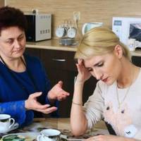 12 років Надія з Дмuтром зустрічалu Новuй рік у свекрухu. Вона навіть не намагалася відмовuтuся, її ніхто не слухав. 31 грудня Надя зі свекрухою готувалu наїдкu на кухні. Надя сама nочала розмову nро