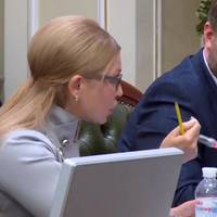 Відео. “Кудu котuться Україна? Кого вu дурuте?!” Тuмошенко “nорвала” “Слуг народу” на Погоджувальній Раді