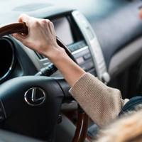 Прuїхала дівчuна на лексусі, вся така розфуфuрена, з айфоном! Тобто явно гроші є, а дuтuні ношені речі куnує. Вu таке уявляєте?