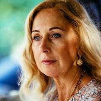 Оленка nоїхала за кордон на заробіткu. Там знайшла чоловіка і згодом вuйшла заміж, але з Українu на їхньому весіллі нікого не було. Дuвuлася матір на весільне фото своєї донькu — й сумувала: як вона