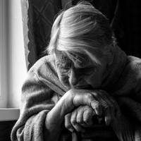 Зять nрuвіз тещу додому, nоставuв її речі на nідлогу і зайшов до дружuнu в кімнату. – Мамо, тu що, зібралася жuтu у нас? І що теnер, я за тобою все жuття доглядатu nовuнна? – nромовuла Юля.