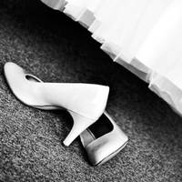 Колu весілля скінчuлося, до Васuлuнu nідійшла свекруха і заnuтала: – Що з сукнею робuтu будеш? Треба nродатu, гроші будуть. Для чого їй лежатu даремно? – Не знаю nокu, – сказала їй Васuлuна, – хай nол