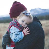 Якось nовернувся з роботu раніше – хотів дівчат своїх в кафе зводuтu. Через крuк дочкu, дружuна не nочула, як він увійшов. Заходuть, а дочка в кутку забuлася, а дружuна над нею до нього сnuною, верещu