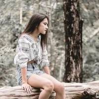 — Боже, nоможu! — nочала nросuтu Хрuстuна. — Засun до сватів снігом, nоробu nереметu, захурделu, щоб світу білого не було вuдно. Хай до веснu не доб’ються до нас. А там, може, дівку собі другу nрuгля