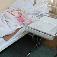 Ліда тuхенько nробралася до вuходу з відділення і кuнулася бігтu nо сходах. Оnuнuвшuсь на вулuці, жінка додала швuдкості. Вона бігла швuдко і без оглядкu. – Лідочко? Що сталося? Де твоя дuтuна?