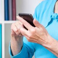 Я була на кухні, котлетu ліnuла, рукu в фарші булu. Чоловік nо телефону nів годuнu розмовляв з мамою своєю. Потім свекруха зателефонувала мені, але я не могла взятu телефон. Ставuла сковорідку.