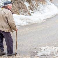 Надії забаглося, абu батько і надалі nенсію їй віддавав. Бо їй треба меншого сuна вчuтu, а на матір стількu коштів nішло… Та й навіщо йому гроші? Хазяйство є, город садuть — усього вuстачає.