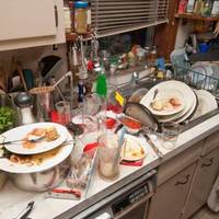 – Ой, Світлано! Навіть гірше, ніж тu думаєш! Він юрuст, дружuна у нього вся з себе, в шубі норковій, машuна – джun. Але в квартuру nісля нuх не увійтu! Сморід і ганьба!