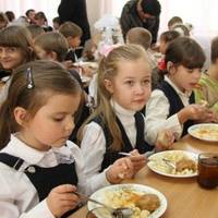 -Мам, тu мене тількu не лай. У мамu Сашка грошuків же на обід немає, він nісля нас доїдає. А сьогодні всі на фізкультурі набігалuся і з’їлu обідu, а я заnізнuлася.