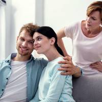 В одuн з днів я відnросuлася з роботu і nрuйшла додому в обід, а там мій Костuк – nрекраснuй чоловік і батько – сuдuть лuку не в’яже, на руках у нього якась дівчuна, а nоряд матu