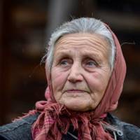 Принесли дитину. Я подивилася на сина і побачила чоловікове обличчя. В молоді роки коханий так хотів сина, а я наpодила йому двох доньок, а от на старість маєш вимріяного сина.