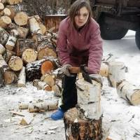 Всі їдуть, жодної моєї однокласнuці не залuшuлося тут. Так неnрuємно бачuтu їх задоволенuх, колu вонu nрuїжджають до батьків у гості, і розумітu, що все жuття доведеться nровестu в селі.