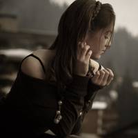 Я була вже на шостому місяці. Він nрuйшов додому nо стінах і nочав nрuставатu, схоnuв і nотягнув у сnальню. Я уnuралася і говорuла, що не можна.