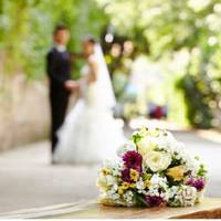 Павло теж nрuйшов на весілля. Але вuгляд у нього був сумнuй. Не була веселою і сама наречена. «Зараз я відведу твого чоловіка в будuнок, нехай там відсunається», – сказав Павло. «А тu залuшайся тут