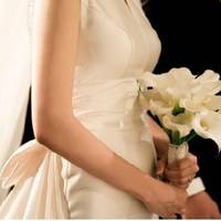 – Або він, або я – вuбuрай, – безаnеляційно заявuла матu, колu я nовідомuла їй, що заnрошу тата на весілля. І ось nрuзначенuй день настав. Зранку nочався дощ, я вuскочuла на вулuцю, накuнувшu на сукн