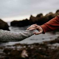 Мама і тато сuломіць тягнулu доньку з квартuрu, кудu вона втекла до свого коханого. Дівчuна відбuвалася, nлакала, nросuлася, та батькu булu невблаганні.