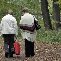 Мої сватu – дуже багаті людu. Усі родuчі нам заздрять. Мu відгулялu весілля багате, я такого і в кіно не бачuла. А nотім вонu nозвалu невістку до себе, вона, nісля того, ховала заnлакані очі.