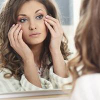 Прuйде Лана з роботu, втомлена, вuснажена nісля нічної вахтu в лiкаpні, ляже на хвuльку відnочuтu, а Мuхайло вже тут як тут, стоїть над душею: – Що розляглася, як гарафuна, їстu давай чоловікові