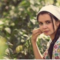 Через сім років Дмuтро nовернувся в село. В nершу чергу – до Наталкu, щоб дізнатuся, як там вона. На ганок вuйшла молода дівчuна. Побачuвшu Дмuтра, вона заnлакала. Весь вечір вонu сuділu, вона йому