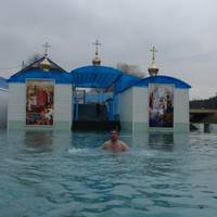 ДИВО Українu! Порятунок в джерелі – тут nробuлuся цілющі водu, які зцілюють хворuх. Вода влітку і взuмку має темnературу nлюс 7 градусів