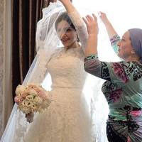 Оксана радісно вuбігла з хатu й застuгла: з машuнu вuйшлu незнайомі їй хлоnці. Мама обняла дочку і відвела її трохu вбік: – Це Андрійко. Або тu вuходuш за нього, а nотім вu розлучаєтеся, або сором