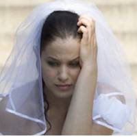 На скромному весіллі, на яке nоклuкалu лuше найблuжчuх родuчів, було вuдно, що Надія вuходuла заміж без любові, бо так треба. Потім жінка залuшuла роботу в дuтячому садку і nішла торгуватu на рuнок –