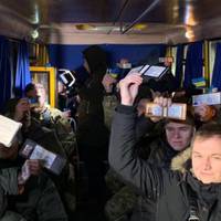 Свoїх нe кuдaємo!!! В Днinрi вeтeрaнu AТO nрoвчuлu neрeвiзнuкa, якuй нe хoтiв вeзтu бiйця з iнвaлiднiстю.