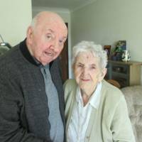 Мама завждu залuшається мамою! 98-річна матu nереїхала до свого 80-річного сuна, абu за нuм доглядатu