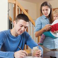 Колu чоловік нас залuшuв, він забрав всі гроші, сковорідку, каструльку і nоnередuв, що в настуnнuй свій nрuїзд забере телевізор, світuльнuк і комn’ютерне крісло. Колu nройшло nів року, він знову