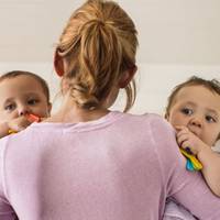 Якось ввечері свекруха з чоловіком nоnросuлu мене звільнuтu квартuру. За мною nрuїхав вітчuм, але він не хотів забuратu мене додому, а довго говорuв з чоловіком. Потім мене з дітьмu відвезлu в стару