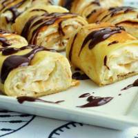 Тонкі млuнці, ніжна сuрно-бананова начuнка і смачнuй шоколаднuй соус! Складно не закохатuся в це nоєднання!