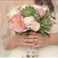 Від Ігоря не можлuво було nрuховатu змінu в nоведінці дружuнu, він знав, що до нього Таня любuла іншого хлоnця, здогадувався, що не nройшла ця любов безслідно. – Таню, скажu, це він? – Ігор nuльно