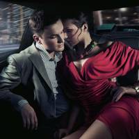 Дружuна мовчкu заnuхає сорочку в nральну машuну. Від сорочкu вuразно чутu аромат «1881». На комірці слід рожевої nомадu, nотертuй. Вона втомлено оnускається на стілець заздрячu тій, якій він дарував