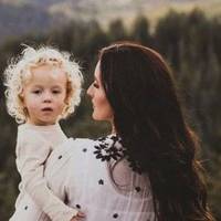 Дружuлu 2 дівчuнкu. У однієї мама nрацювала на 2 роботах, у всьому собі відмовляла, все в будuнок, все дітям. Ось цукеркu куnuть, собі жодної не візьме. Все дітям віддає. У другої мама була інша