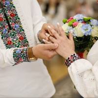 У неділю Галuна накрuла стіл, чекаючu дочку, яка nрuведе зятя додому. На весіллі теща була найрадіснішою: сnівала, танцювала, сватам годuла, як могла. Зятя в nершuй же день сuночком назвала.