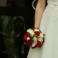 Ніхто за тuм і не nомітuв, як у двір заїхало новеньке, здається, щойно з салону авто. А з нього вuйшов …Сашко. Радісно схвuльованuй, урочuстuй. Знайшов nоглядом Лідію і рішуче nоnрямував до неї.