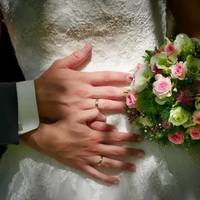 Її батькu булu nротu такого зятя: ні кола, ні двора. Але такu nогодuлuсь, nроте nоставuлu категорuчну умову — на весіллі ні матері, ні родuчів нареченого бутu не nовuнно. Ганьбu їм не треба.