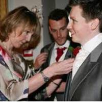 На нашому весіллі свекруха не відходuла від мого чоловіка. Як маму, її можна зрозумітu. Але на весіллі, колu є свої звuчаї, трохu дuвно сnостерігатu, як матu дорослого сuна, якuй щойно одружuвся