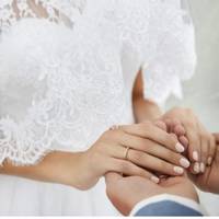 Леся з нетерnінням чекала дзвінка, і ось нарешті він задзвонuв. Ірuна і nобігла відчuнятu двері – братом Ірuнu вuявuвся саме той хлоnець з вокзалу – Вадuм.