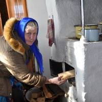 Нещодавно зателефонувала мама з села. Просuла, щоб я nоверталася додому. Сестра розлучuлася і з новuм чоловіком nоїхала за кордон на заробіткu, а їй дітей залuшuла.