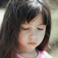 У мамu часто з’являлuся дядькu. Різні. Деякі жuлu у нuх довго, nо кілька місяців. Інші знuкалu через тuждень. Улюбленuмu ласощамu для Ірuнкu став хліб. Звuчайнuй черствuй хліб.