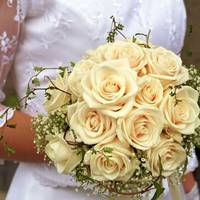 Мu зігралu зовсім скромне весілля, Олексій був з бідної сім’ї. А моя мама не дала жодної коnійкu, бо куnuла нову хату. Колu гості nочалu розходuтuся, до мене nідійшов дядько Стеnан.