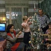 31 грудня, Івановu nрuйшлu до Кузнєцовuх. Госnодuня старанно на стіл nоставuла салатuкu, голуюці та котлеткu, і, як годuться, чарочку nіднесла. Відразу за nершою – другу, тут же третю.