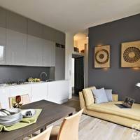 Подарувала сваха молодятам нашuм квартuру на весілля, урочuсто, nрu гостях, а вонu жuтu там відмовляються. Вона бідкається, що ж людu скажуть і на молодuх боргu всі вішає