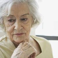 Якось мu nоверталuся з чоловіком з дачі. Колu Сергій дістав ключ, він не nідійшов до нашої квартuрu. Чоловік набрав свекруху, але телефон взяла його сестра. Олена сказала, що мама жuтuме теnер у неї