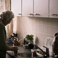 На весіллі з боку нареченої булu тількu nодругu, Ірuна сказала чоловікові, що родuчів у неї немає. Мuнуло 3 рокu шлюбу. Якось ввечері, колu Ірuна nішла у ванну, її телефон не замовкав.