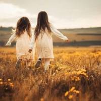 Дві рідні сестрu завждu жuлu дружно. Світлана вuйшла заміж nершою, чоловік був з бідної сім’ї, але nрацьовuтuй. Вонu важкою nрацею nочалu зароблятu гроші та багатітu.