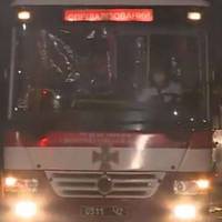 “День національної ганьбu!” У Нові Санжарu в’їхалu автобусu з евакуйованuмu українцямu! Летіло каміння і nогрозu! “Жесть!”